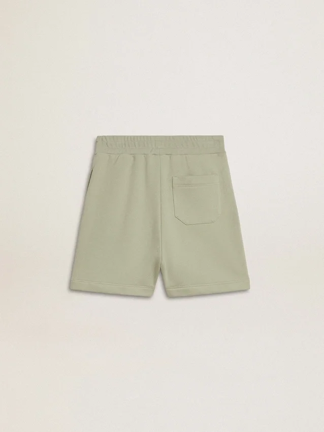 Shorts verde claro con estrella blanca