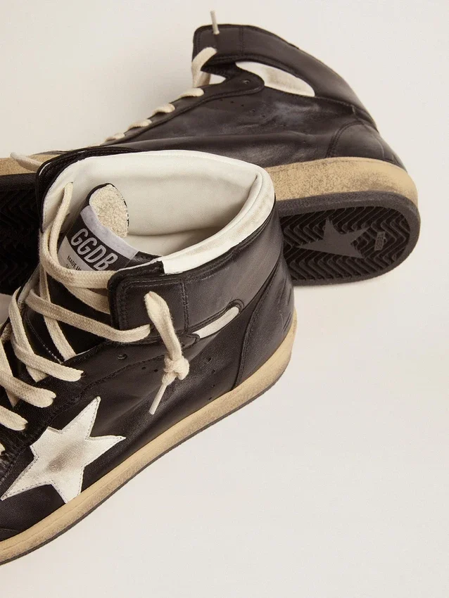 Sky-Star en cuero napa negro con estrella de cuero blanco