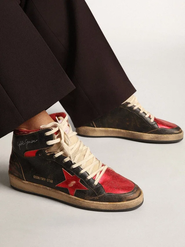 Sky-Star para hombre en cuero negro brillante con estrella roja