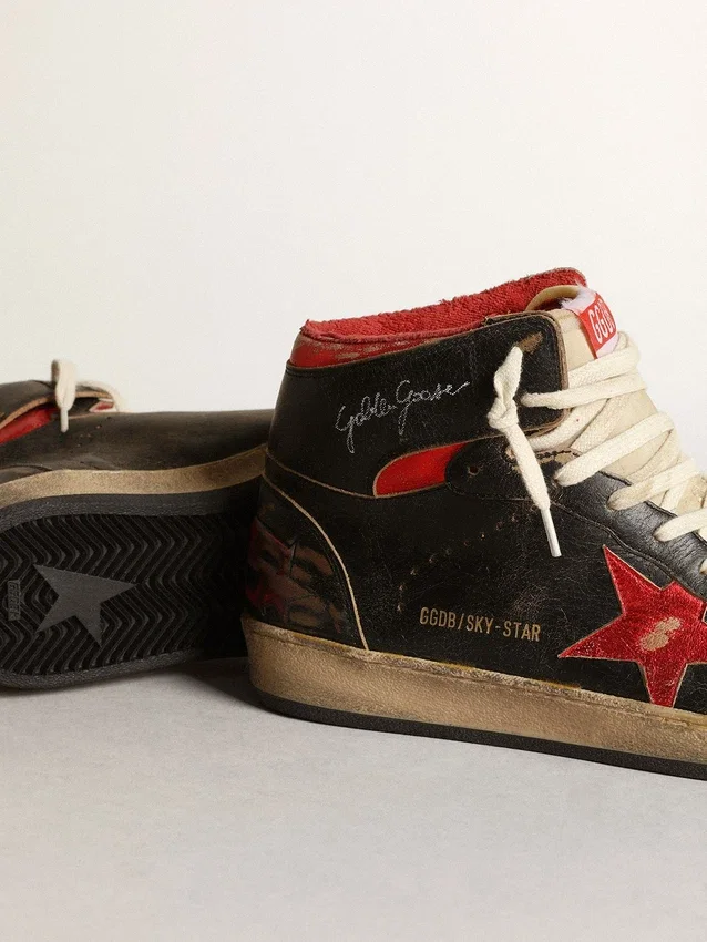Sky-Star para hombre en cuero negro brillante con estrella roja