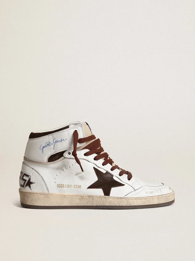 Sky-Star para hombre en piel napa blanca con una estrella de gamuza color chocolate