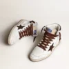 Sky-Star para hombre en piel napa blanca con una estrella de gamuza color chocolate