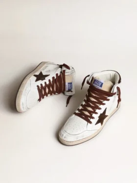 Sky-Star para hombre en piel napa blanca con una estrella de gamuza color chocolate