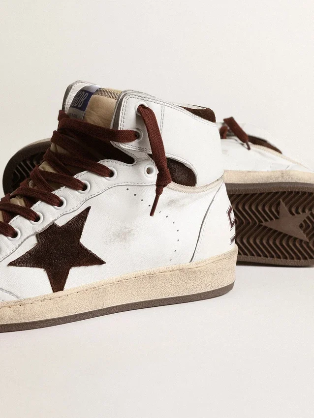 Sky-Star para hombre en piel napa blanca con una estrella de gamuza color chocolate
