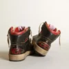 Sky-Star para mujer en cuero negro brillante con estrella roja