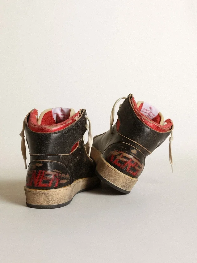 Sky-Star para mujer en cuero negro brillante con estrella roja