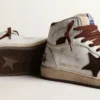 Sky-Star para mujer en piel napa blanca con estrella de gamuza color chocolate