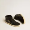 Slide de cuero con estrella negra y detalles de cristales Swarovski
