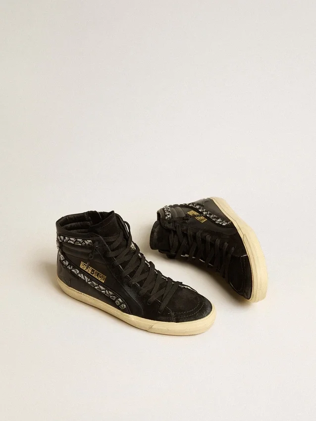 Slide de cuero con estrella negra y detalles de cristales Swarovski