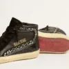 Slide de cuero con estrella negra y detalles de cristales Swarovski