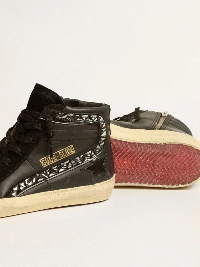 Slide de cuero con estrella negra y detalles de cristales Swarovski