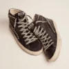 Slide para hombre negro con tachuelas