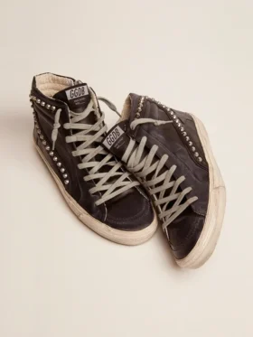 Slide para hombre negro con tachuelas