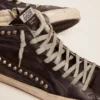 Slide para hombre negro con tachuelas