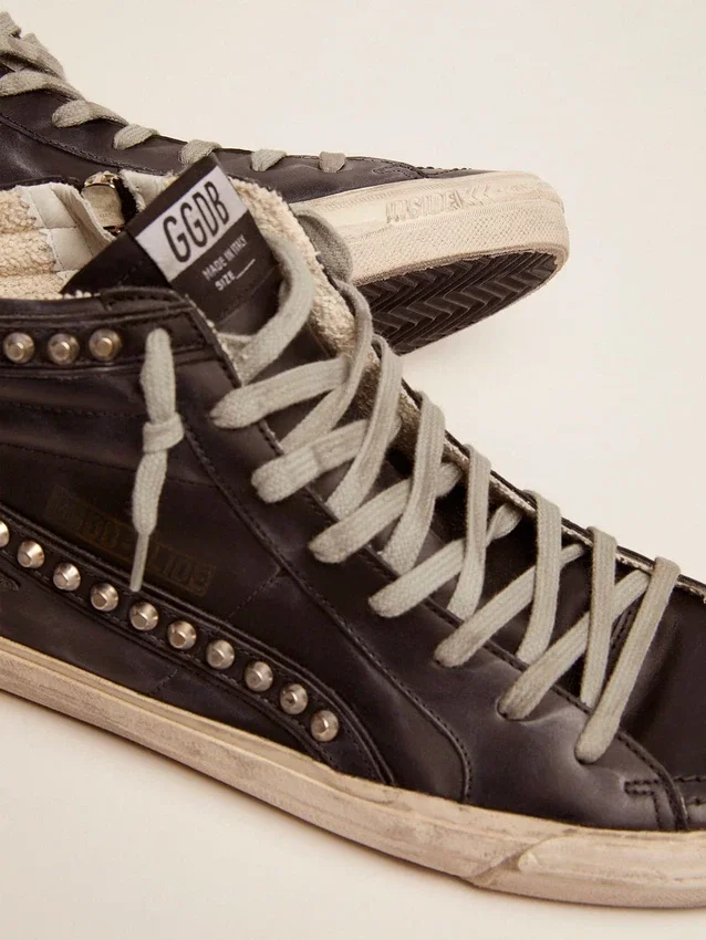 Slide para hombre negro con tachuelas