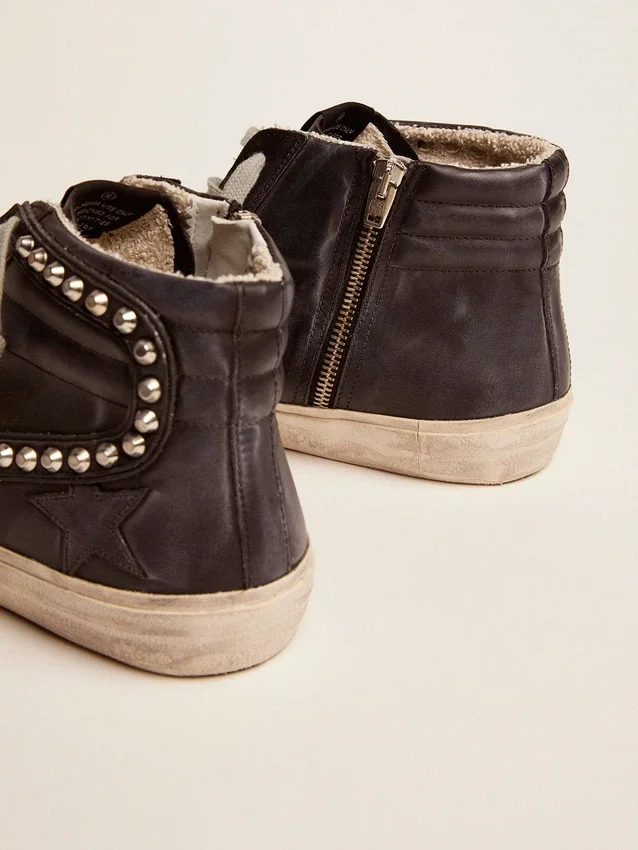 Slide para hombre negro con tachuelas