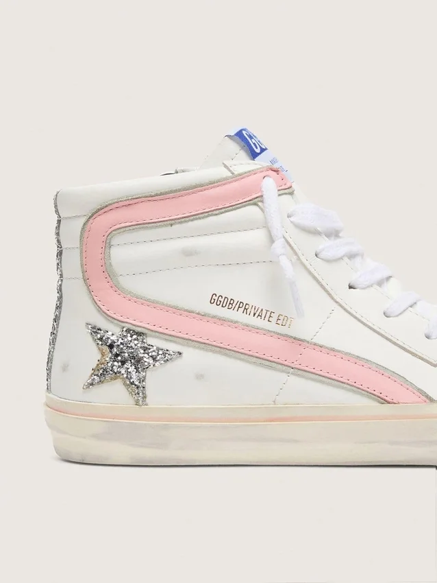 Slide para mujer de cuero blanco con estrella plateada con purpurina y detalle de cuero rosa