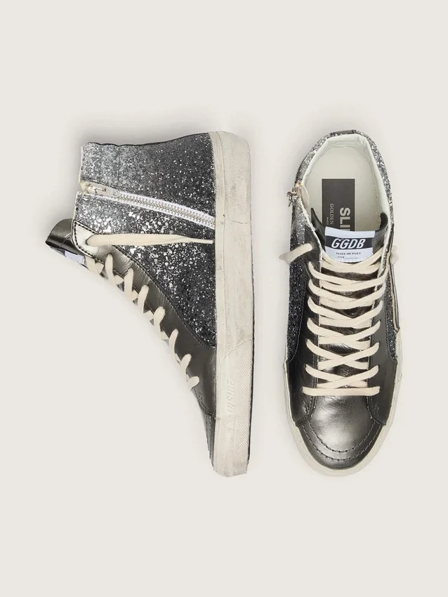 Slide para mujer en negro y purpurina plateada con estrella de cuero y detalles metálicos