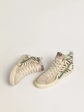 Slide para mujer en piel de potro con estampado de cebra y detalle en piel laminada verde