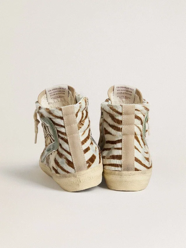 Slide para mujer en piel de potro con estampado de cebra y detalle en piel laminada verde