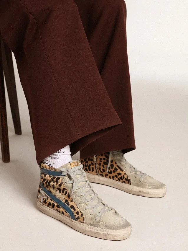 Slide para mujer en piel de potro con estampado de leopardo y estrella de cuero plateada