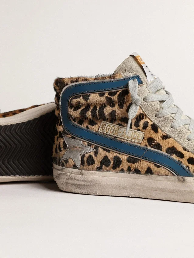 Slide para mujer en piel de potro con estampado de leopardo y estrella de cuero plateada
