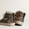 Slide para mujer en piel de potro con estampado de leopardo y estrella de cuero plateada