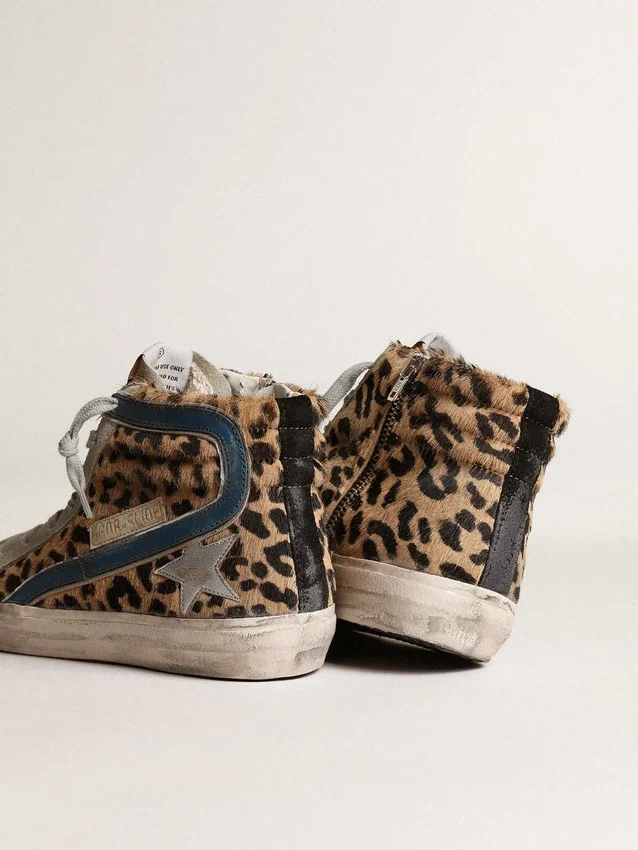 Slide para mujer en piel de potro con estampado de leopardo y estrella de cuero plateada