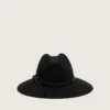 Sombrero negro con correa de cuero