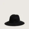 Sombrero negro con correa de cuero