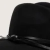Sombrero negro con correa de cuero