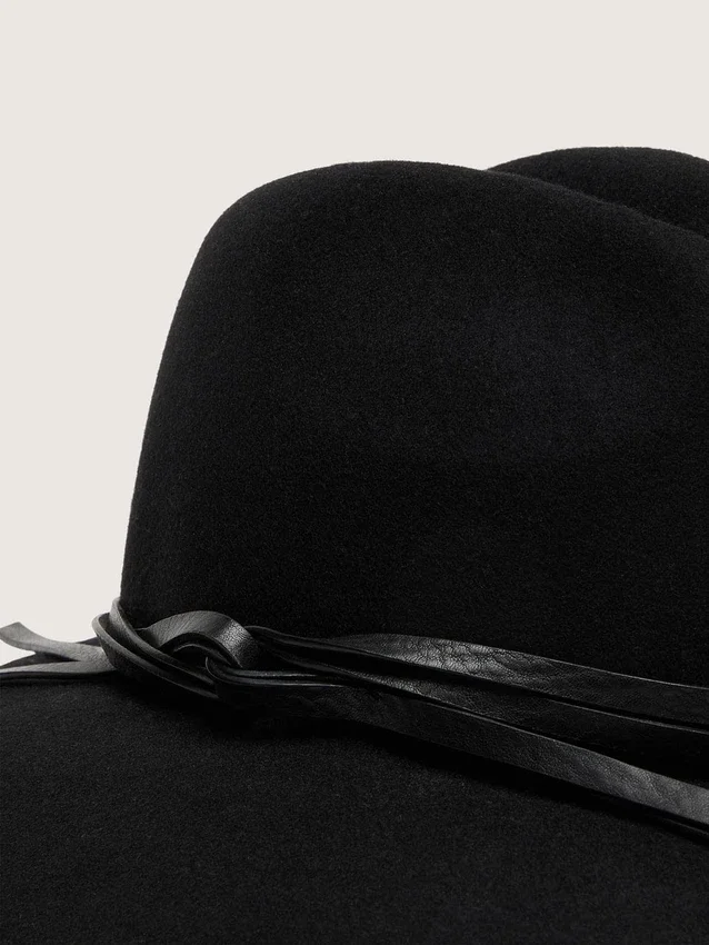 Sombrero negro con correa de cuero