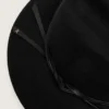 Sombrero negro con correa de cuero