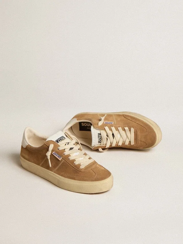 Soul Star para mujer en gamuza color camel con lengüeta y talonera de cuero blanco