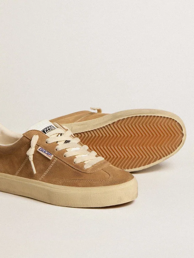 Soul Star para mujer en gamuza color camel con lengüeta y talonera de cuero blanco
