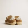 Soul Star para mujer en gamuza color camel con lengüeta y talonera de cuero blanco