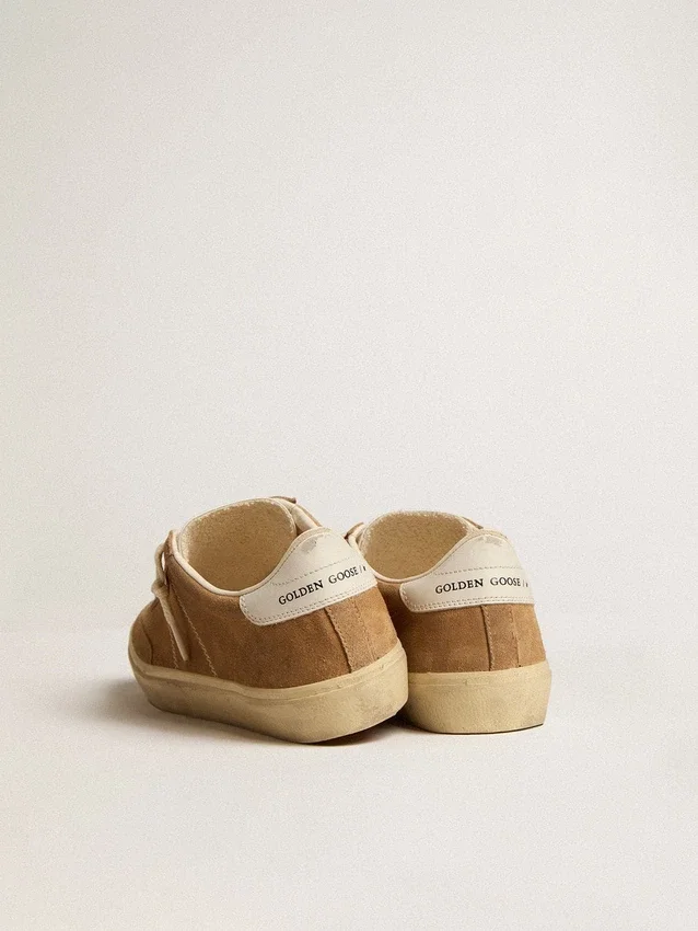 Soul Star para mujer en gamuza color camel con lengüeta y talonera de cuero blanco