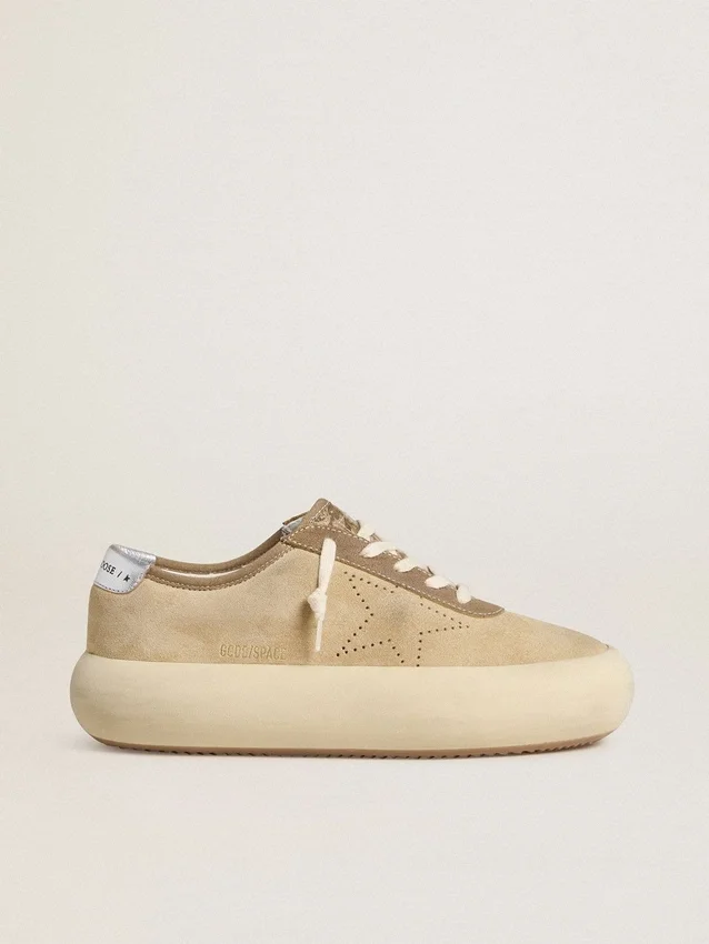 Space-Star para hombre en gamuza beige con estrella perforada y lengüeta metálica plateada en el talón