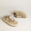 Space-Star para hombre en gamuza beige con estrella perforada y lengüeta metálica plateada en el talón