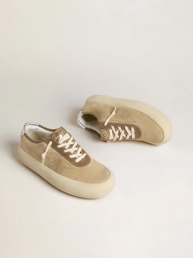 Space-Star para hombre en gamuza beige con estrella perforada y lengüeta metálica plateada en el talón