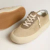 Space-Star para hombre en gamuza beige con estrella perforada y lengüeta metálica plateada en el talón
