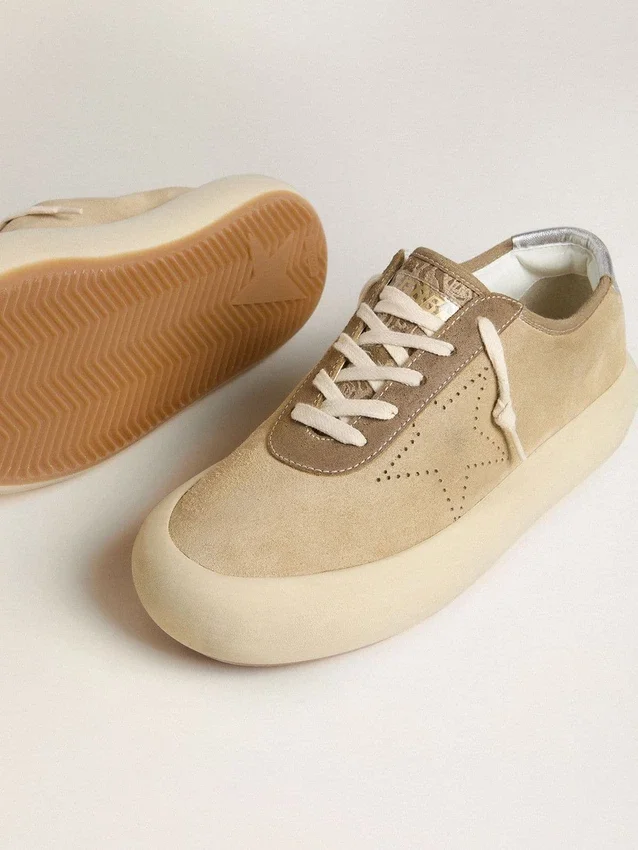 Space-Star para hombre en gamuza beige con estrella perforada y lengüeta metálica plateada en el talón