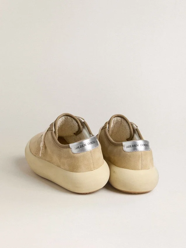 Space-Star para hombre en gamuza beige con estrella perforada y lengüeta metálica plateada en el talón