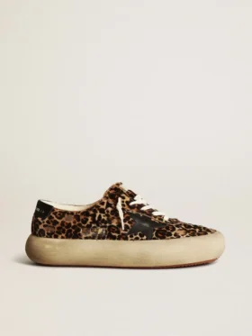 Space-Star para hombre en piel de potro con estampado de leopardo, estrella negra y talón