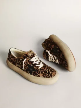 Space-Star para hombre en piel de potro con estampado de leopardo, estrella negra y talón