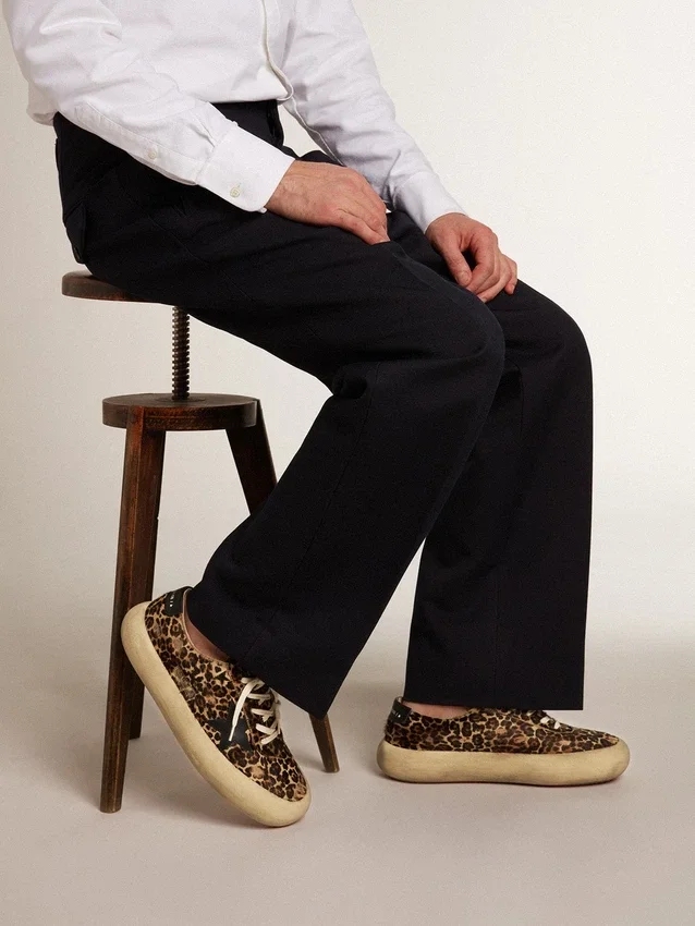 Space-Star para hombre en piel de potro con estampado de leopardo, estrella negra y talón