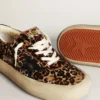 Space-Star para hombre en piel de potro con estampado de leopardo, estrella negra y talón