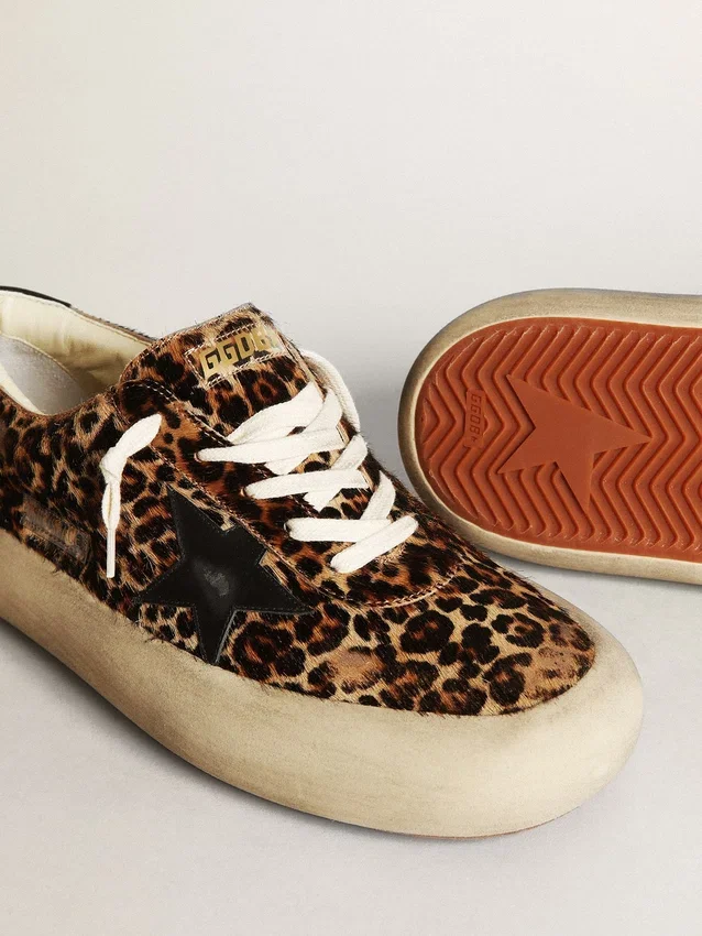 Space-Star para hombre en piel de potro con estampado de leopardo, estrella negra y talón