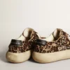 Space-Star para hombre en piel de potro con estampado de leopardo, estrella negra y talón