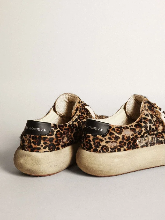 Space-Star para hombre en piel de potro con estampado de leopardo, estrella negra y talón